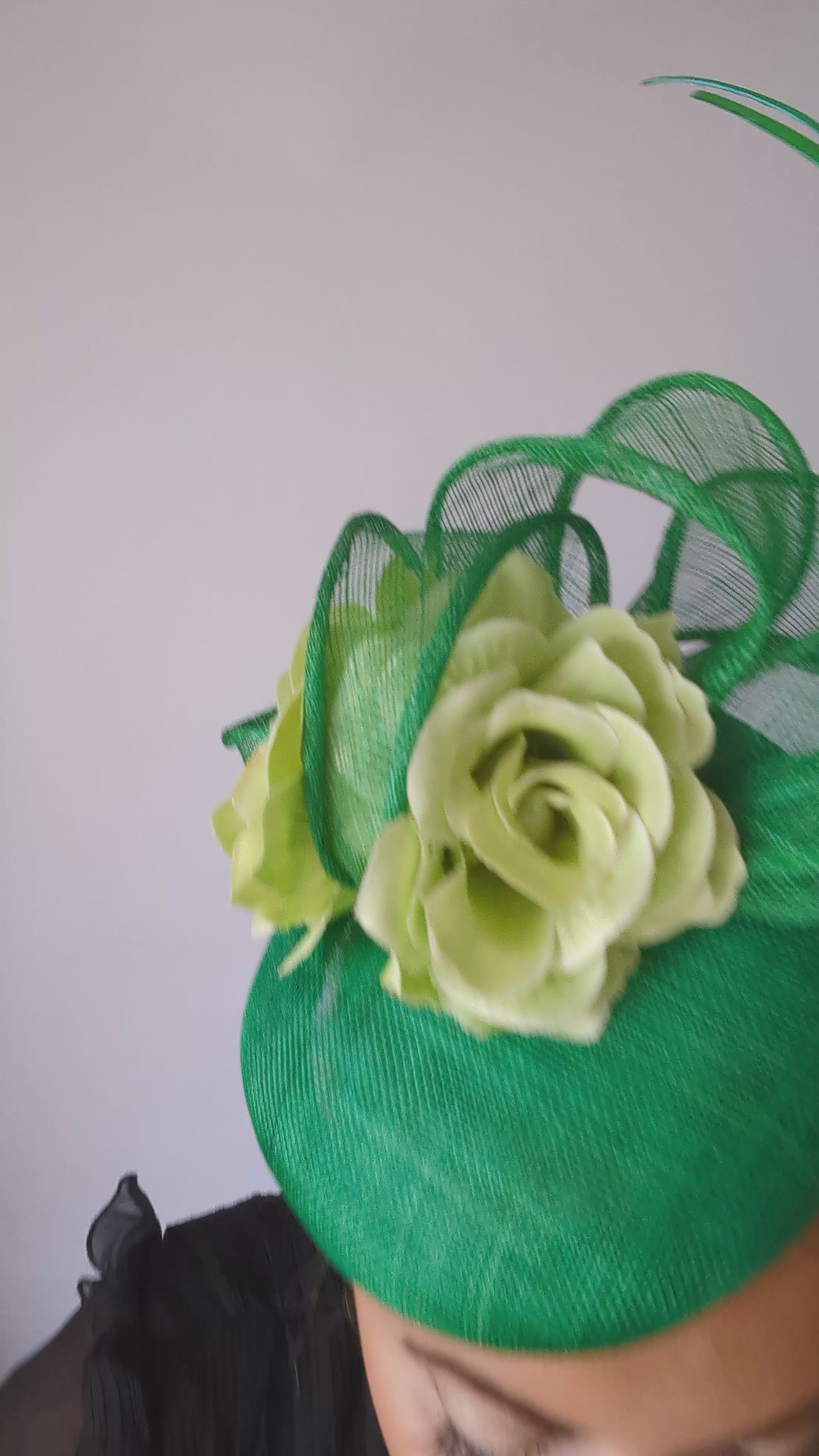 Cappello fascinator in raso di pizzo con piume blu navy Cappello fascinator in raso di pizzo con piume blu navy