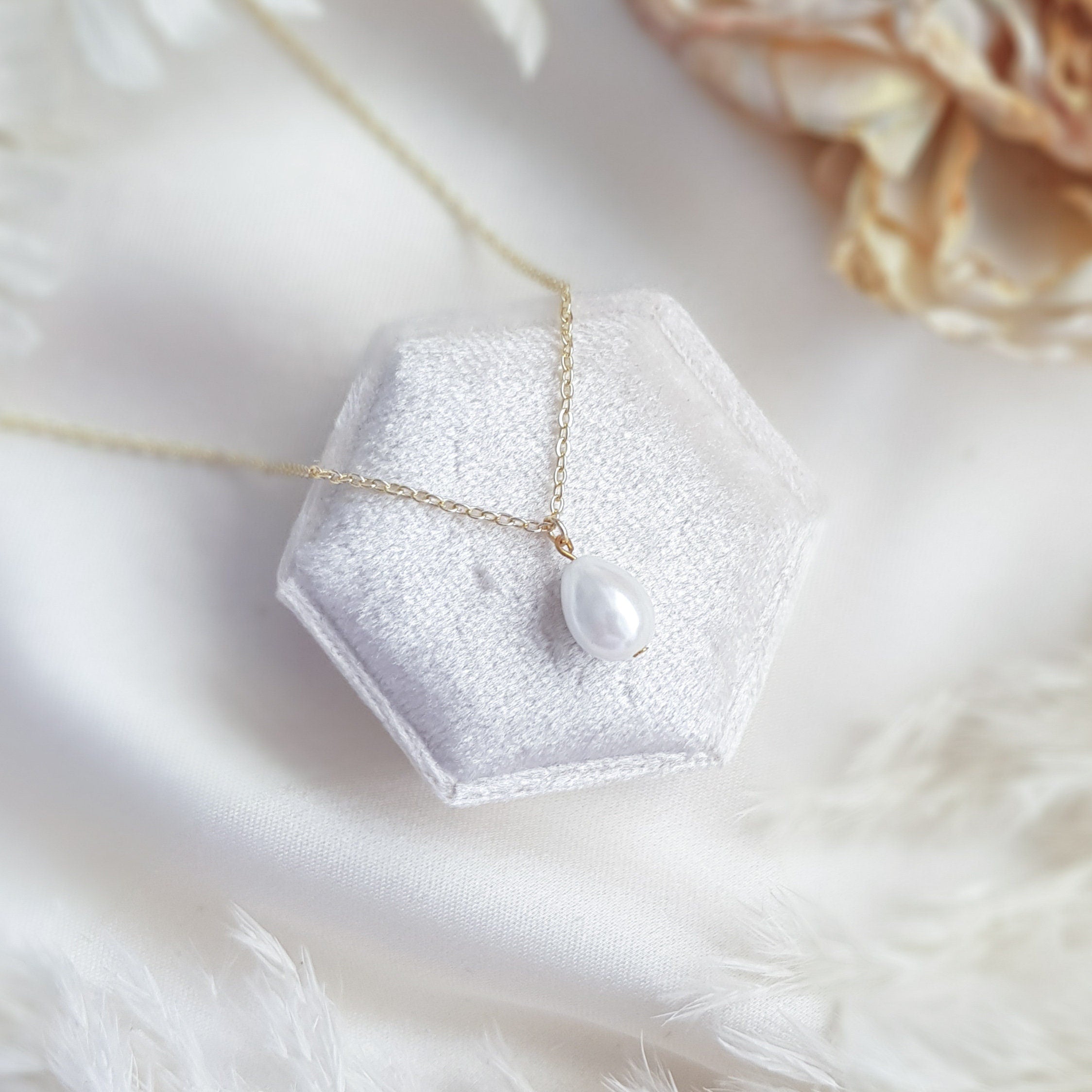 Pearl bridal necklace, Dainty wedding necklace, Gold minimalist elegant necklace, Pearl wedding jewellery, Jewellery for brides Pearl bridal necklace, Dainty wedding necklace, Gold minimalist elegant necklace, Pearl wedding jewellery, Jewellery for brides