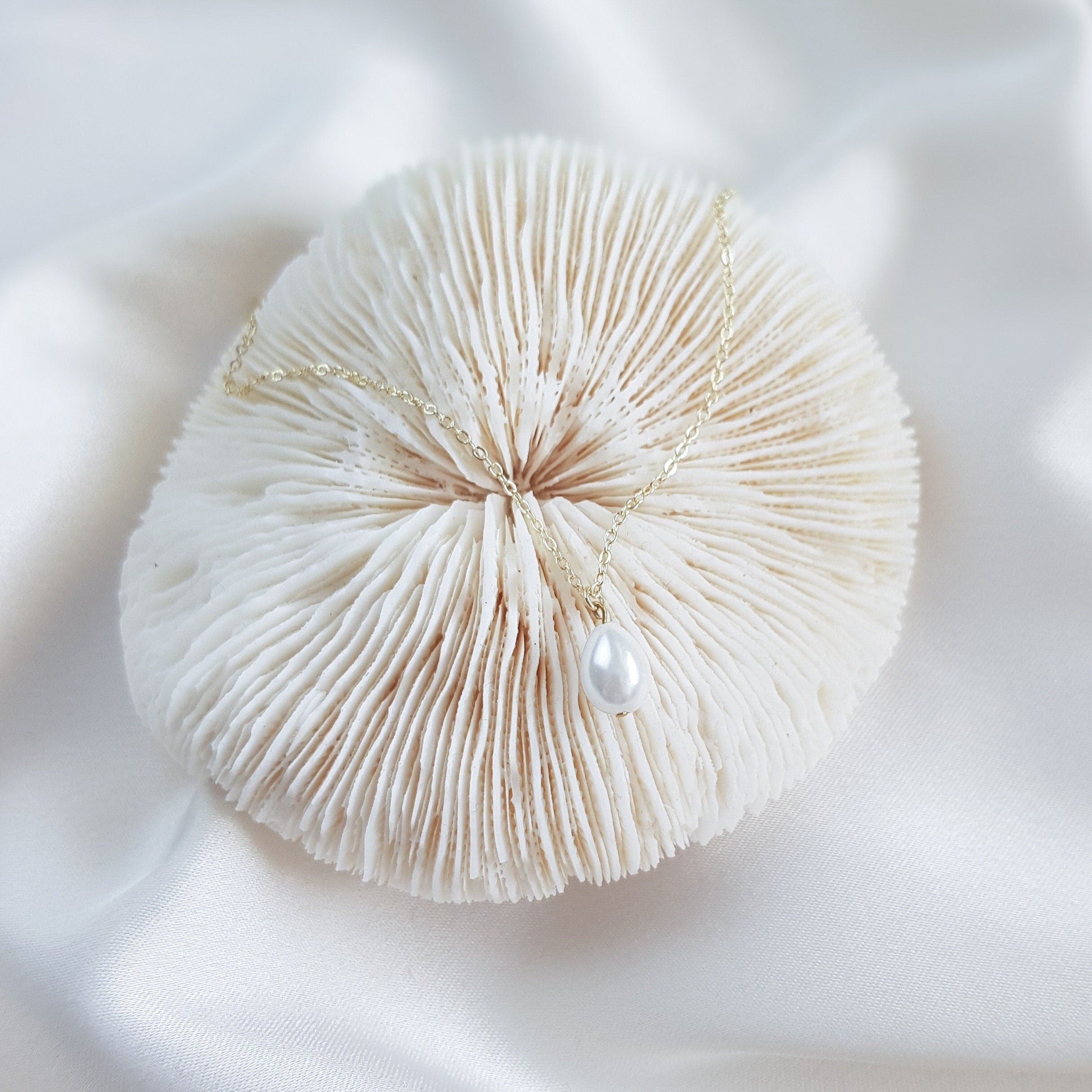 Pearl bridal necklace, Dainty wedding necklace, Gold minimalist elegant necklace, Pearl wedding jewellery, Jewellery for brides Pearl bridal necklace, Dainty wedding necklace, Gold minimalist elegant necklace, Pearl wedding jewellery, Jewellery for brides