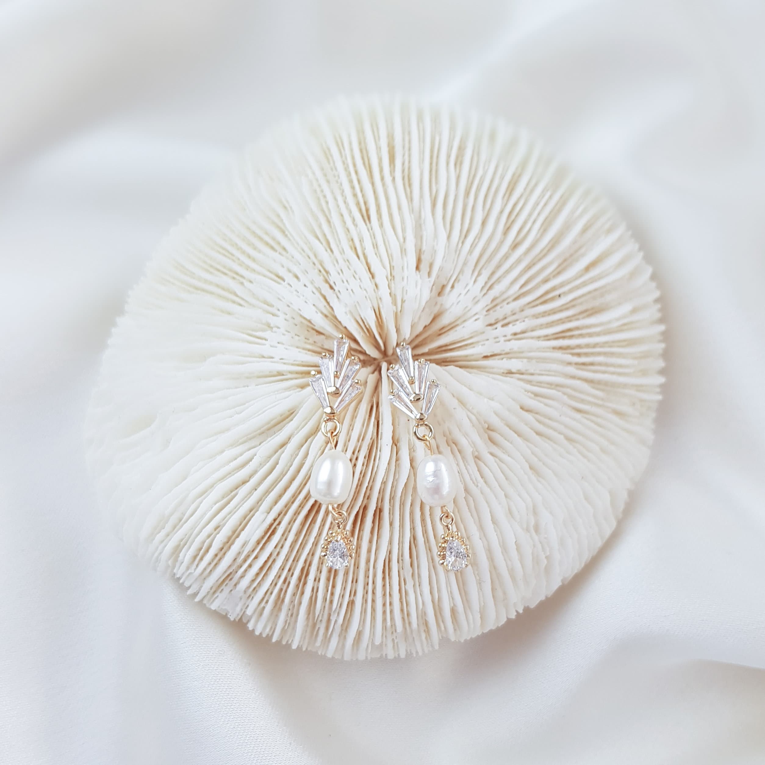 Pearl Drop Earrings, Bridal Earrings, Vintage Style Earrings, Gold Pearl Earrings, Wedding Earrings, Bridesmaid Gift, Crystal Earrings Pearl Drop Earrings, Bridal Earrings, Vintage Style Earrings, Gold Pearl Earrings, Wedding Earrings, Bridesmaid Gift, Crystal Earrings