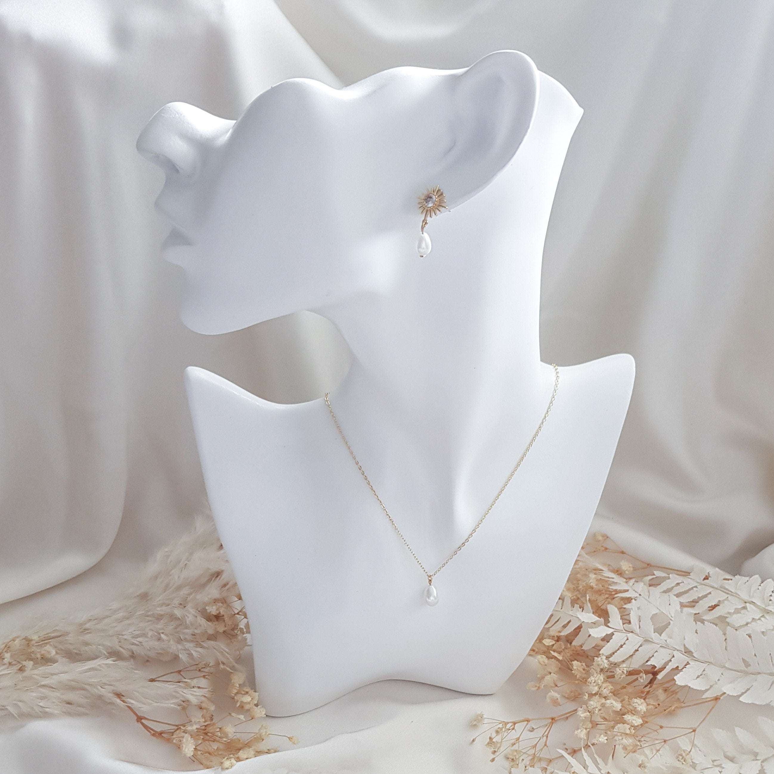 Pearl bridal necklace, Dainty wedding necklace, Gold minimalist elegant necklace, Pearl wedding jewellery, Jewellery for brides Pearl bridal necklace, Dainty wedding necklace, Gold minimalist elegant necklace, Pearl wedding jewellery, Jewellery for brides