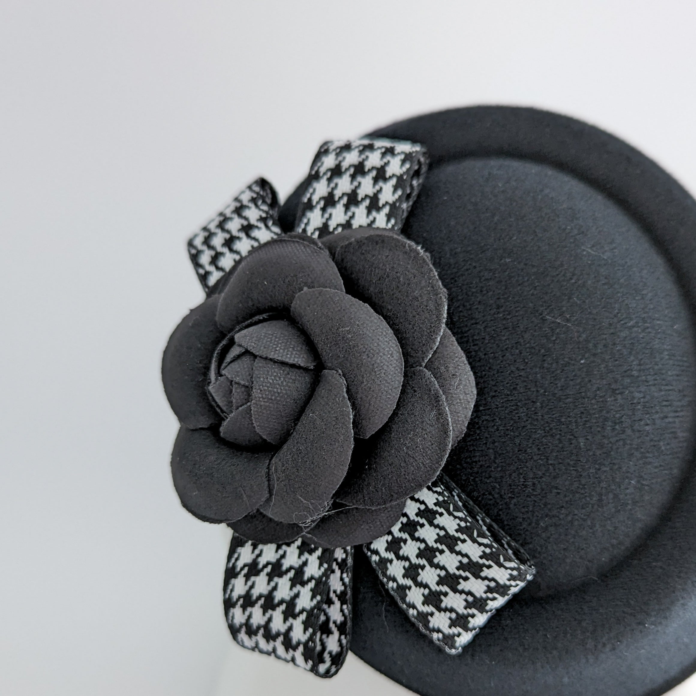 Cappello a fascinator con piume di fiori in bianco e nero