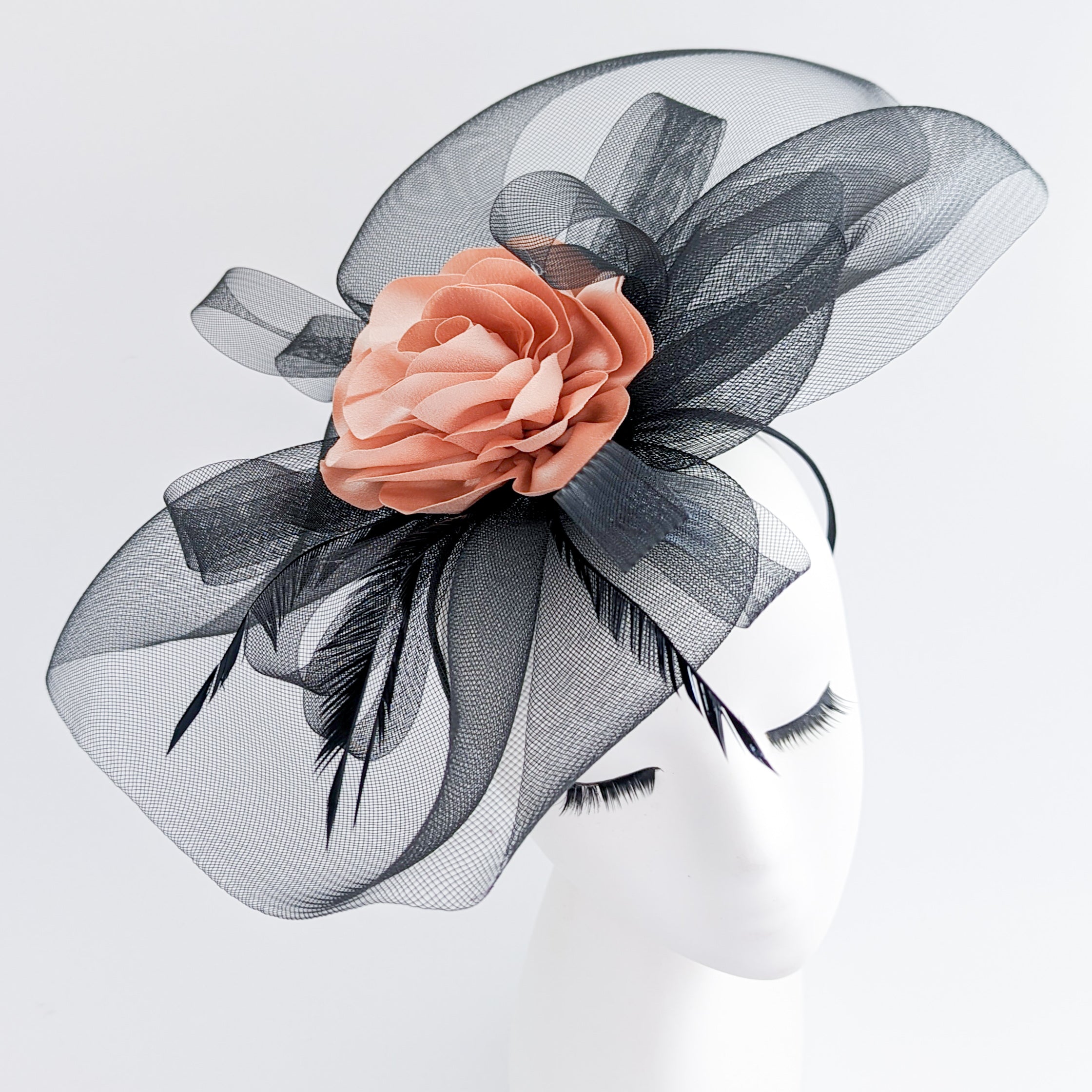 Cappello fascinator a disco a pois con piume grandi nere