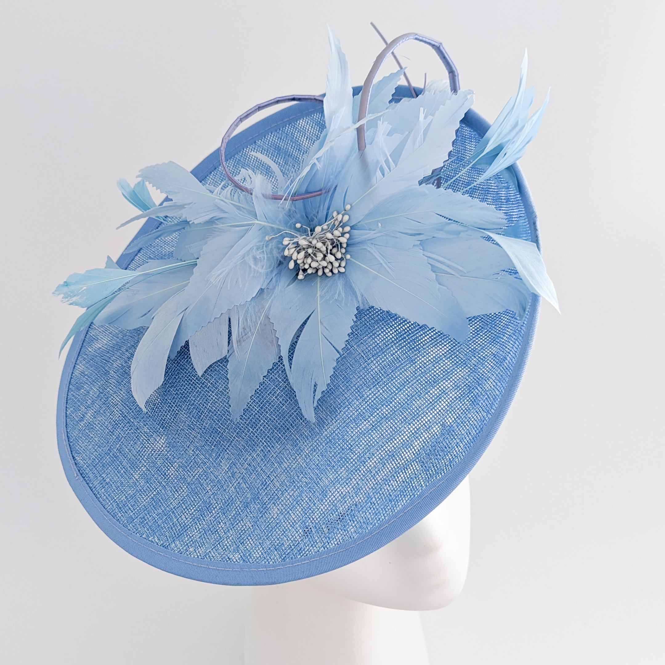 Cappello fascinator a disco con piattino in piume blu fiordaliso