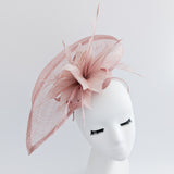 Cappello fascinator a goccia con piume rosa cipria