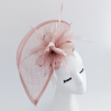 Cappello fascinator a goccia con piume rosa cipria