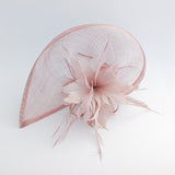 Cappello fascinator a goccia con piume rosa cipria