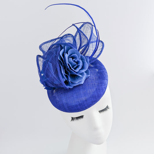 Cappello fascinator in raso di pizzo con piume blu navy