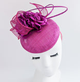 Cappello fascinator in raso di pizzo con piume blu navy