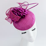 Cappello fascinator in raso di pizzo con piume blu navy