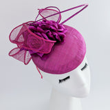 Cappello fascinator in raso di pizzo con piume blu navy