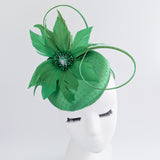 Cappello fascinator in raso di pizzo con piume blu navy