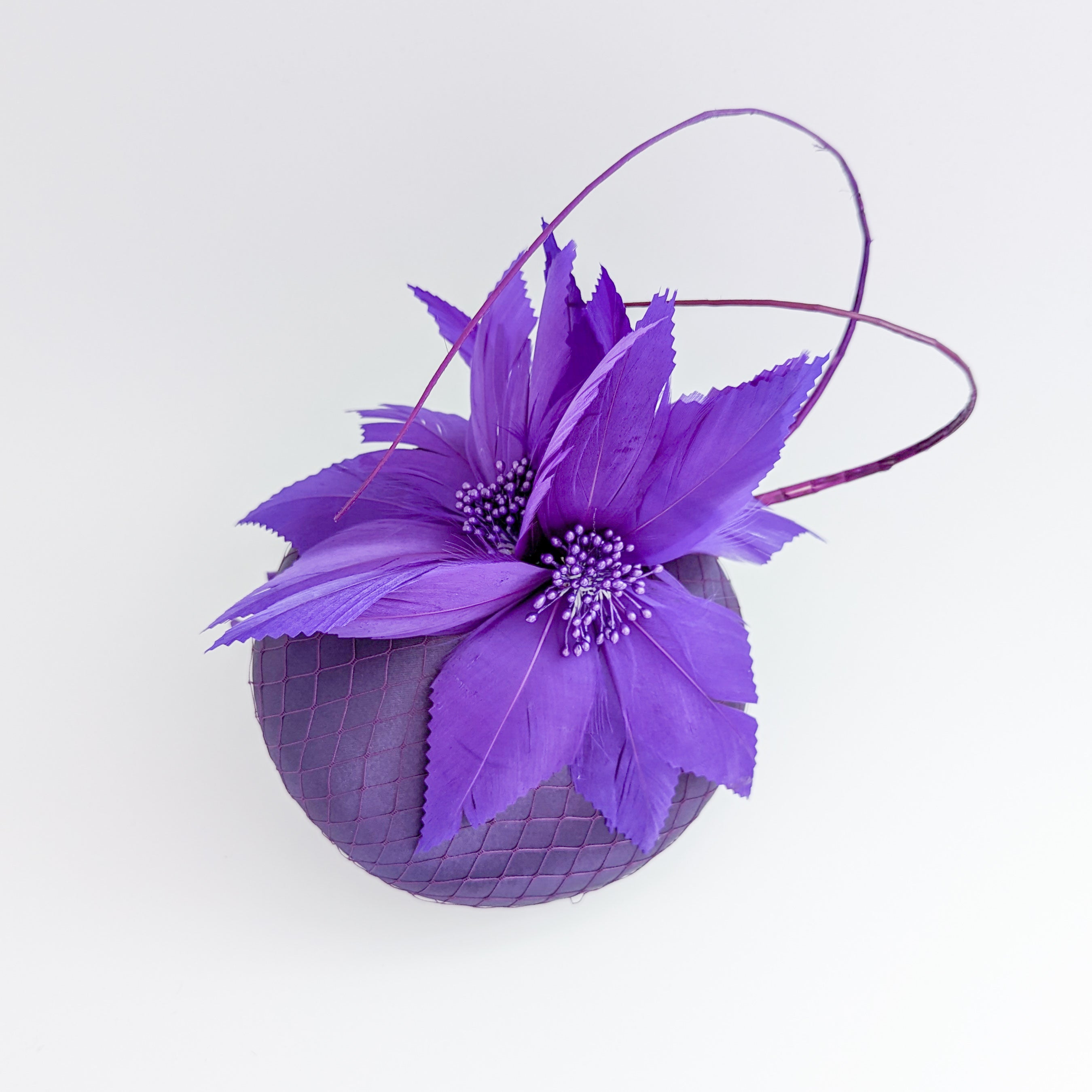 Cappello fascinator in raso di pizzo con piume blu navy