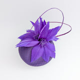 Cappello fascinator in raso di pizzo con piume blu navy