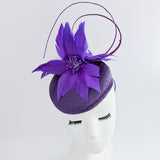 Cappello fascinator in raso di pizzo con piume blu navy