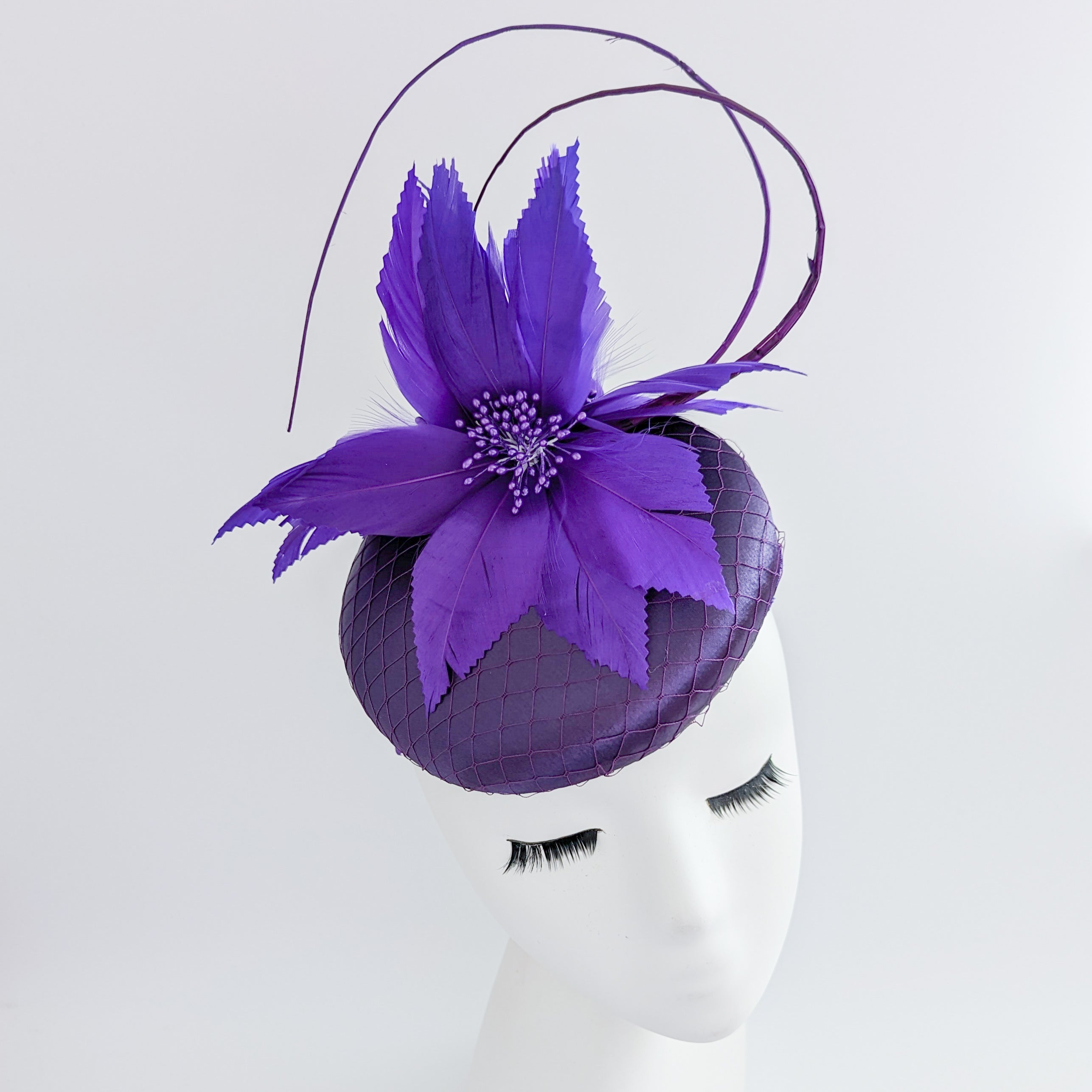 Cappello fascinator in raso di pizzo con piume blu navy