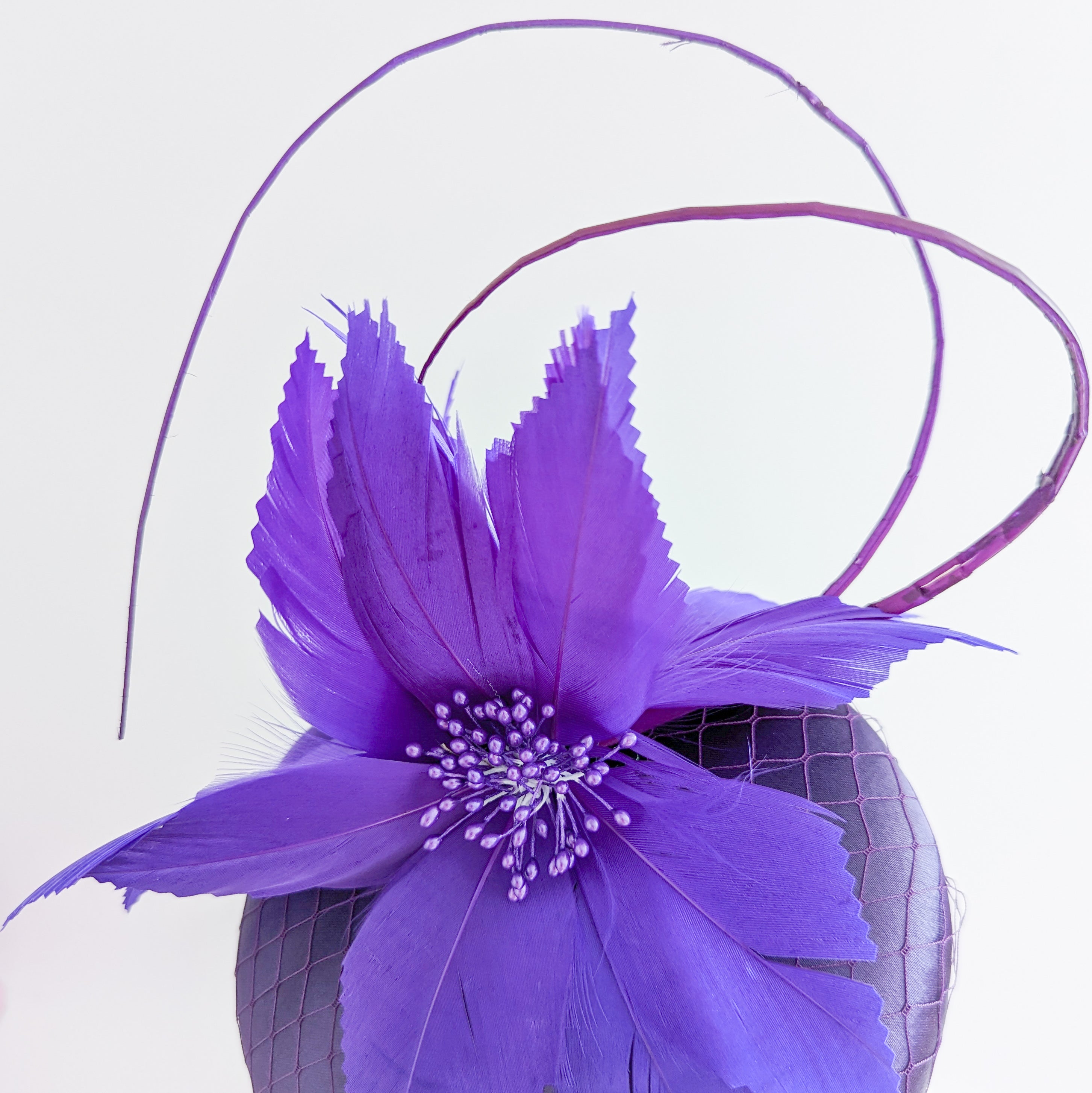 Cappello fascinator in raso di pizzo con piume blu navy