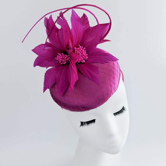 Cappello fascinator in raso di pizzo con piume blu navy