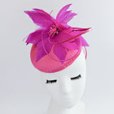 Cappello fascinator in raso di pizzo con piume blu navy