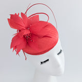 Cappello fascinator in raso di pizzo con piume blu navy