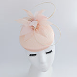 Cappello fascinator in raso di pizzo con piume blu navy