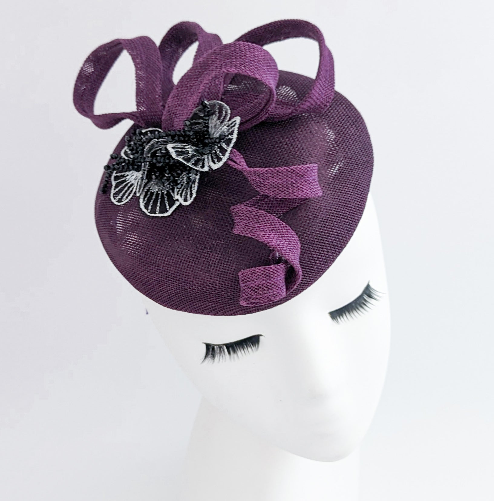 Cappello fascinator fiore viola melanzana