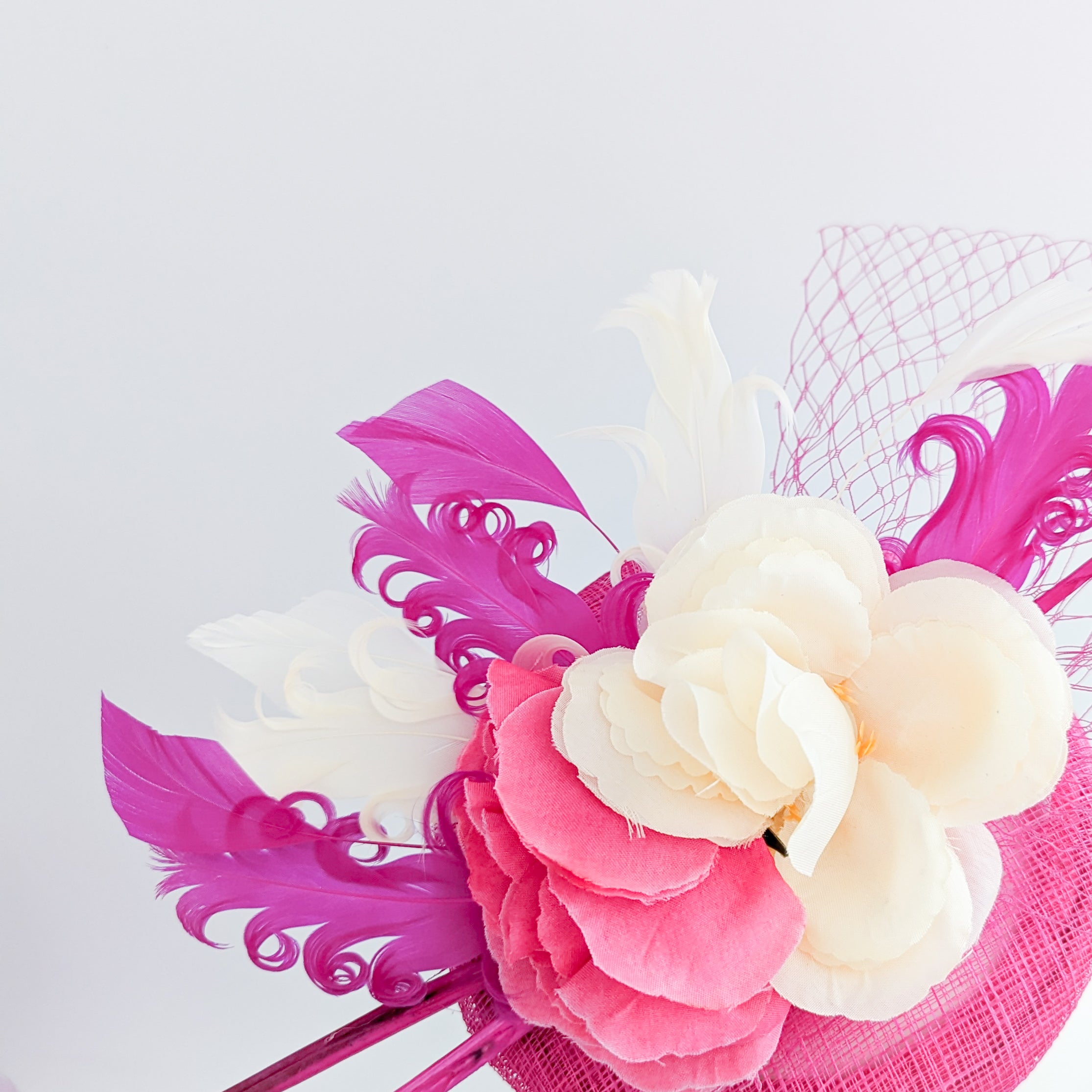 Cappello fascinator con piume di fiori rosa caldo