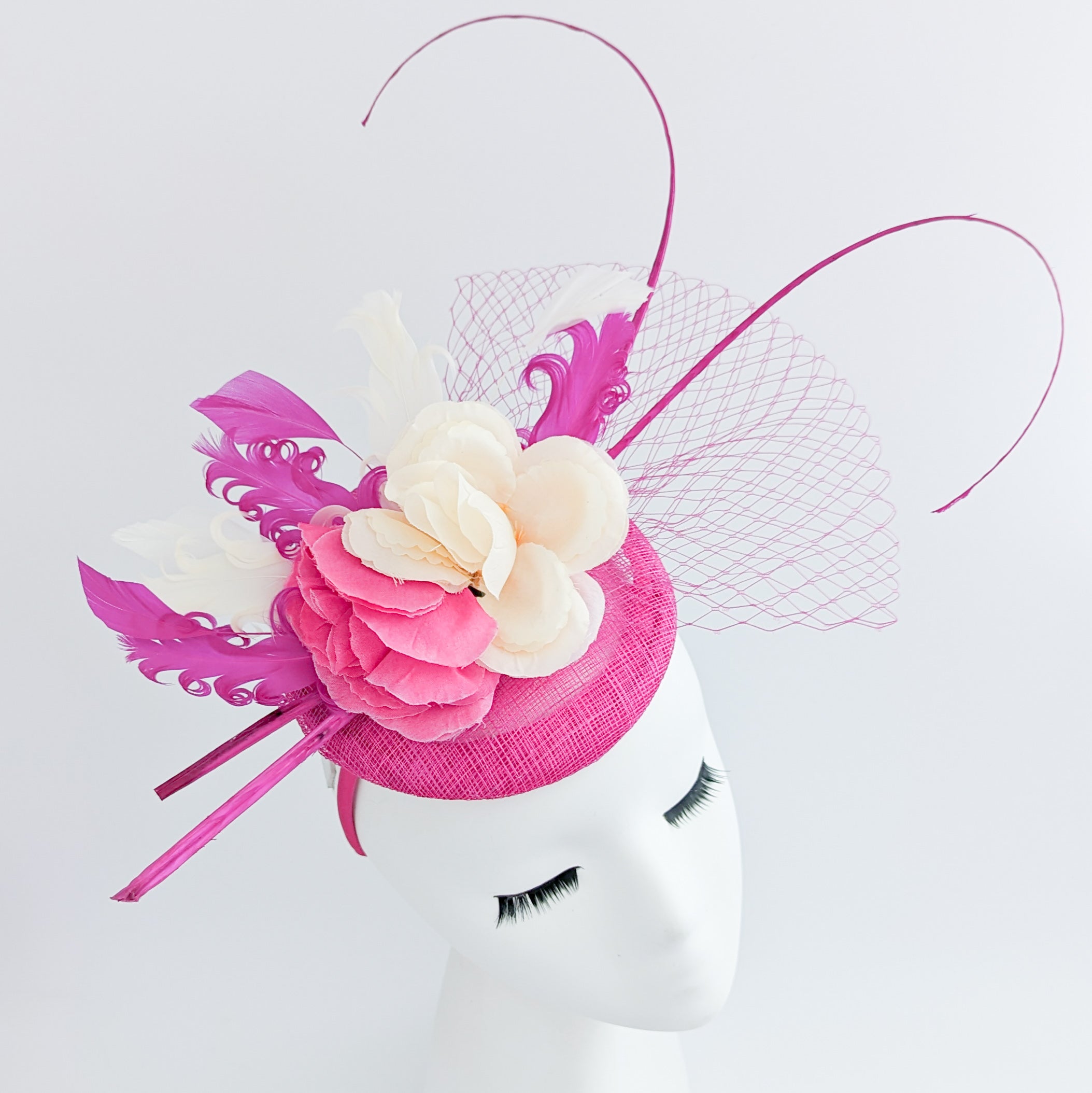 Cappello fascinator con piume di fiori rosa caldo