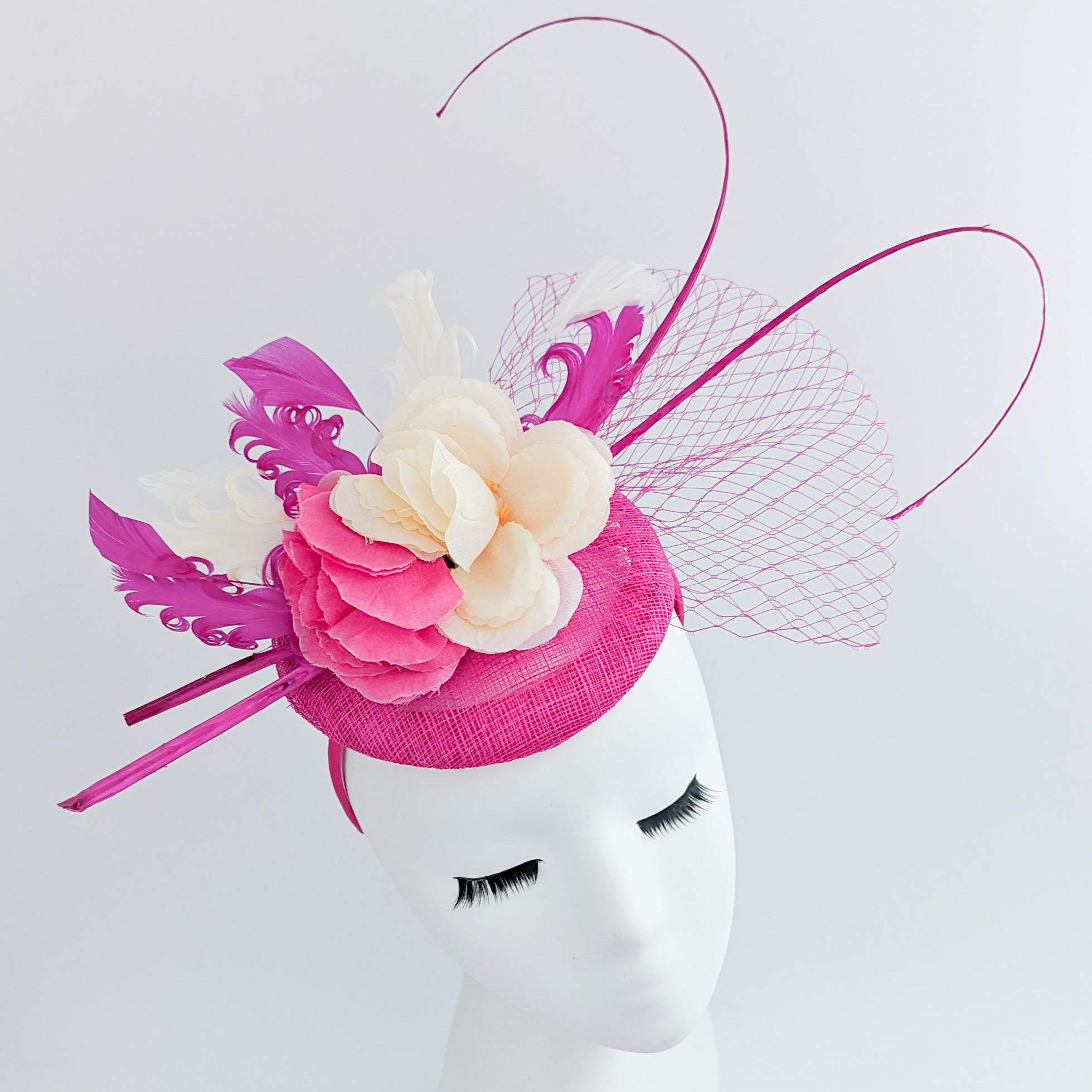 Cappello fascinator con piume di fiori rosa caldo