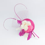 Cappello fascinator con piume di fiori rosa caldo