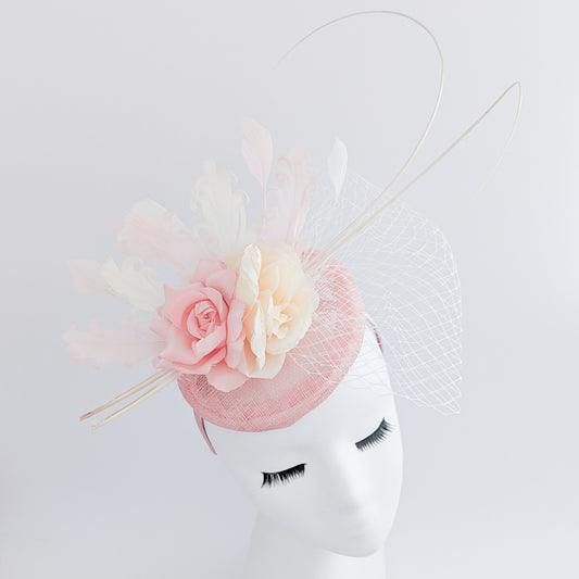 Cappello fascinator con piume di fiori rosa chiaro