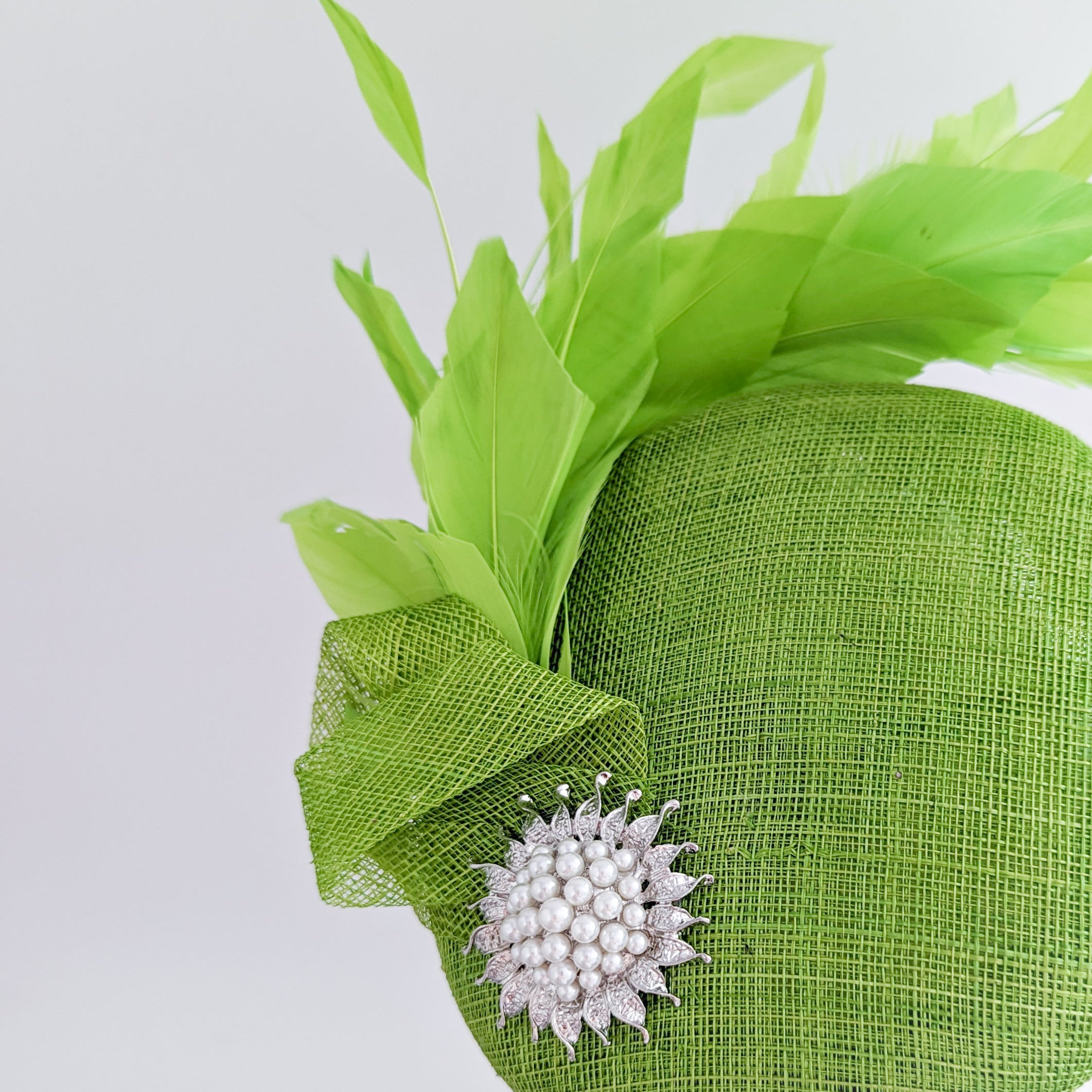 Cappello fascinator con perle di piume verde lime