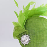 Cappello fascinator con perle di piume verde lime