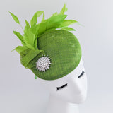 Cappello fascinator con perle di piume verde lime