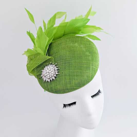 Cappello fascinator con perle di piume verde lime