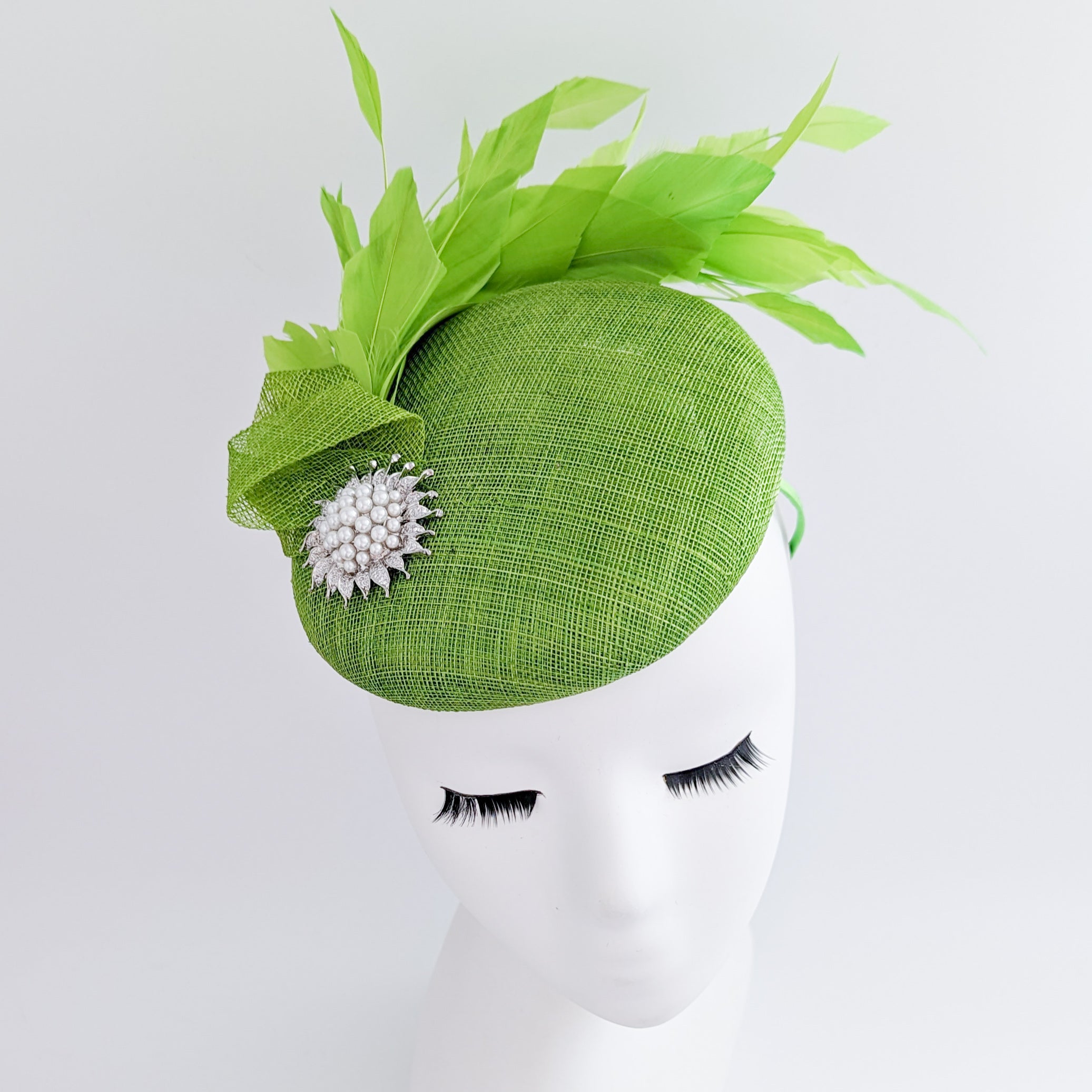 Cappello fascinator con perle di piume verde lime