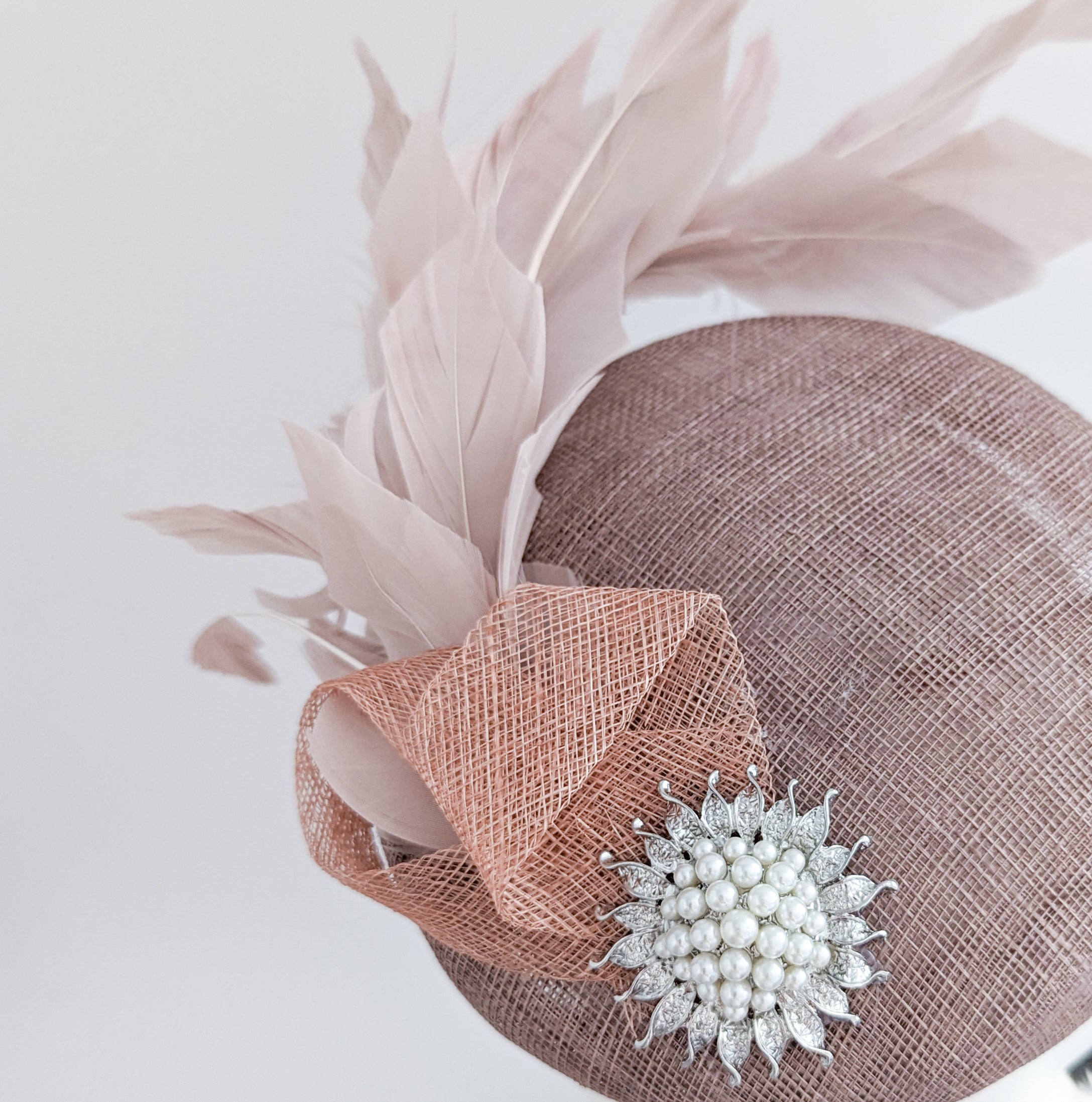 Cappello fascinator con perle di piume rosa cipria