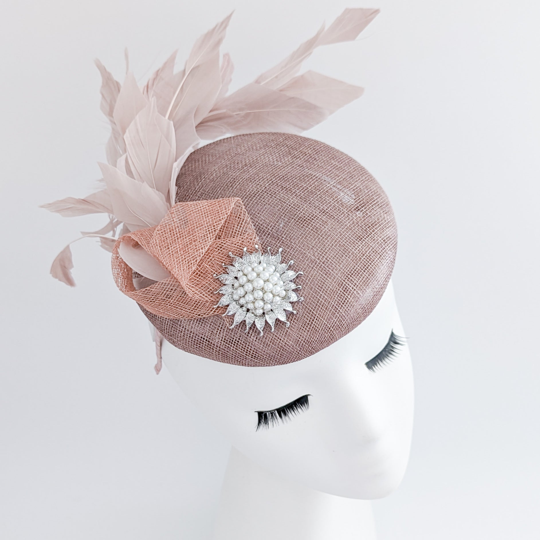 Cappello fascinator con perle di piume rosa cipria