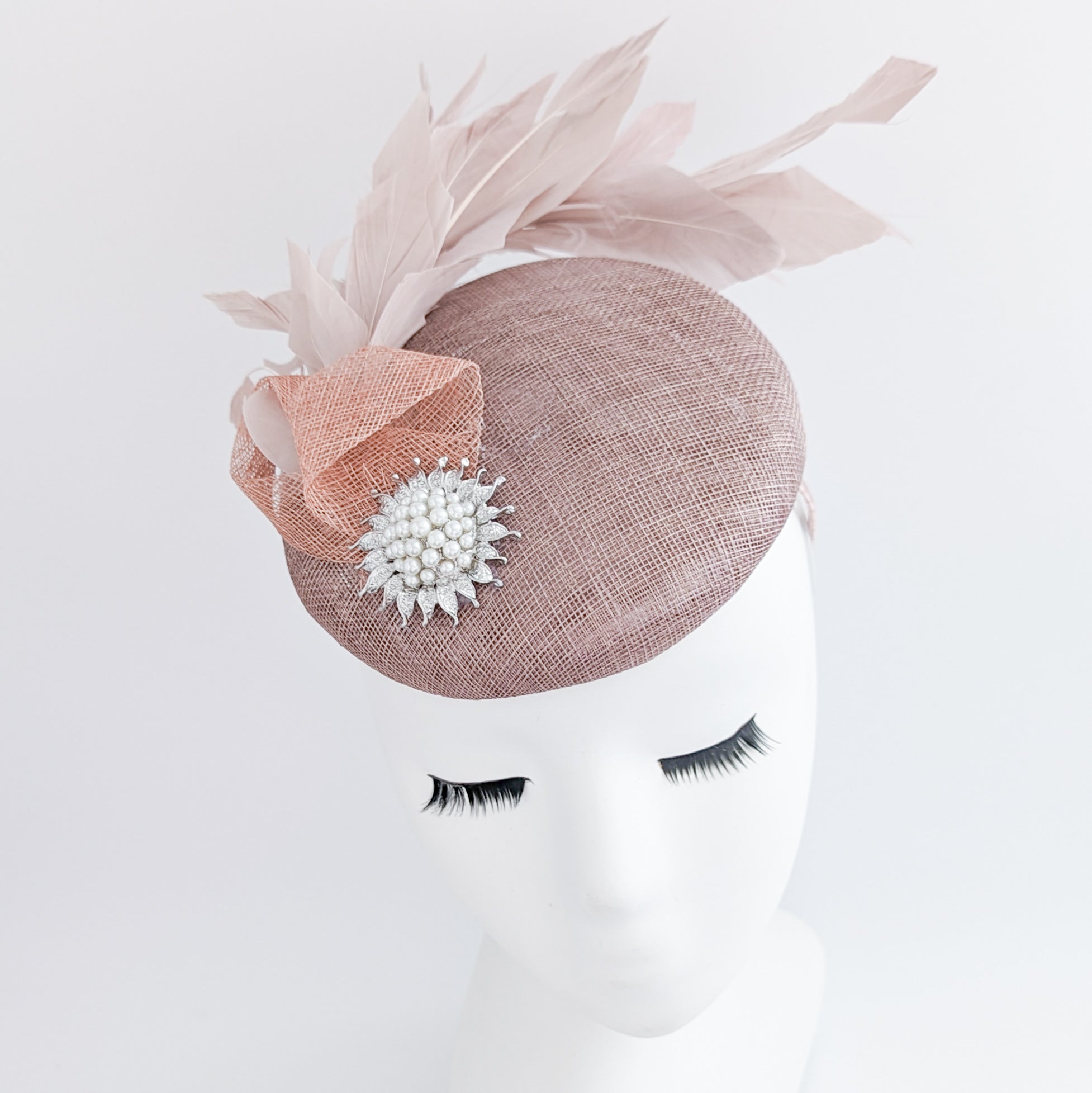 Cappello fascinator con perle di piume rosa cipria