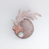 Cappello fascinator con perle di piume rosa cipria