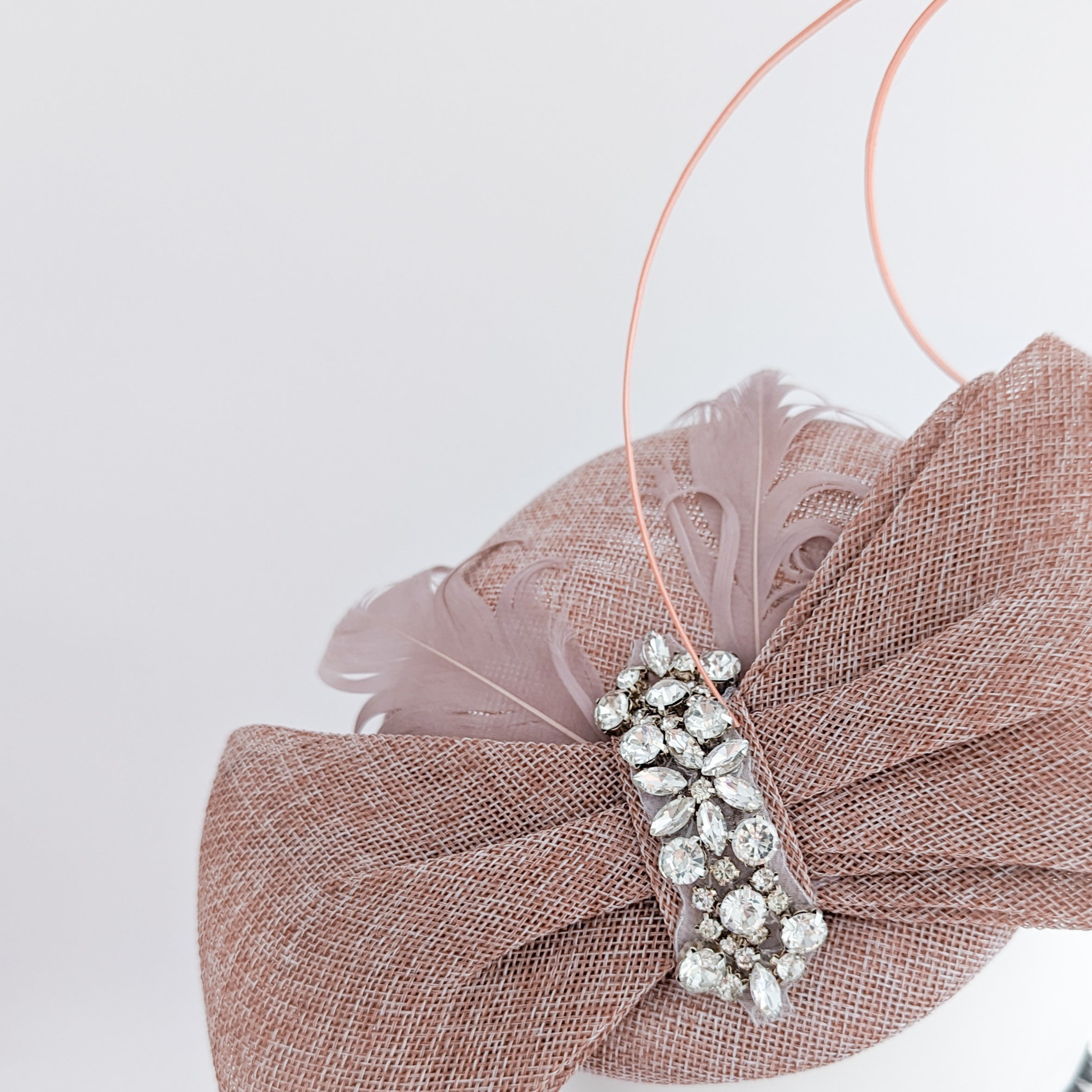 Cappello fascinator con fiocco di piume di cristallo rosa cipria