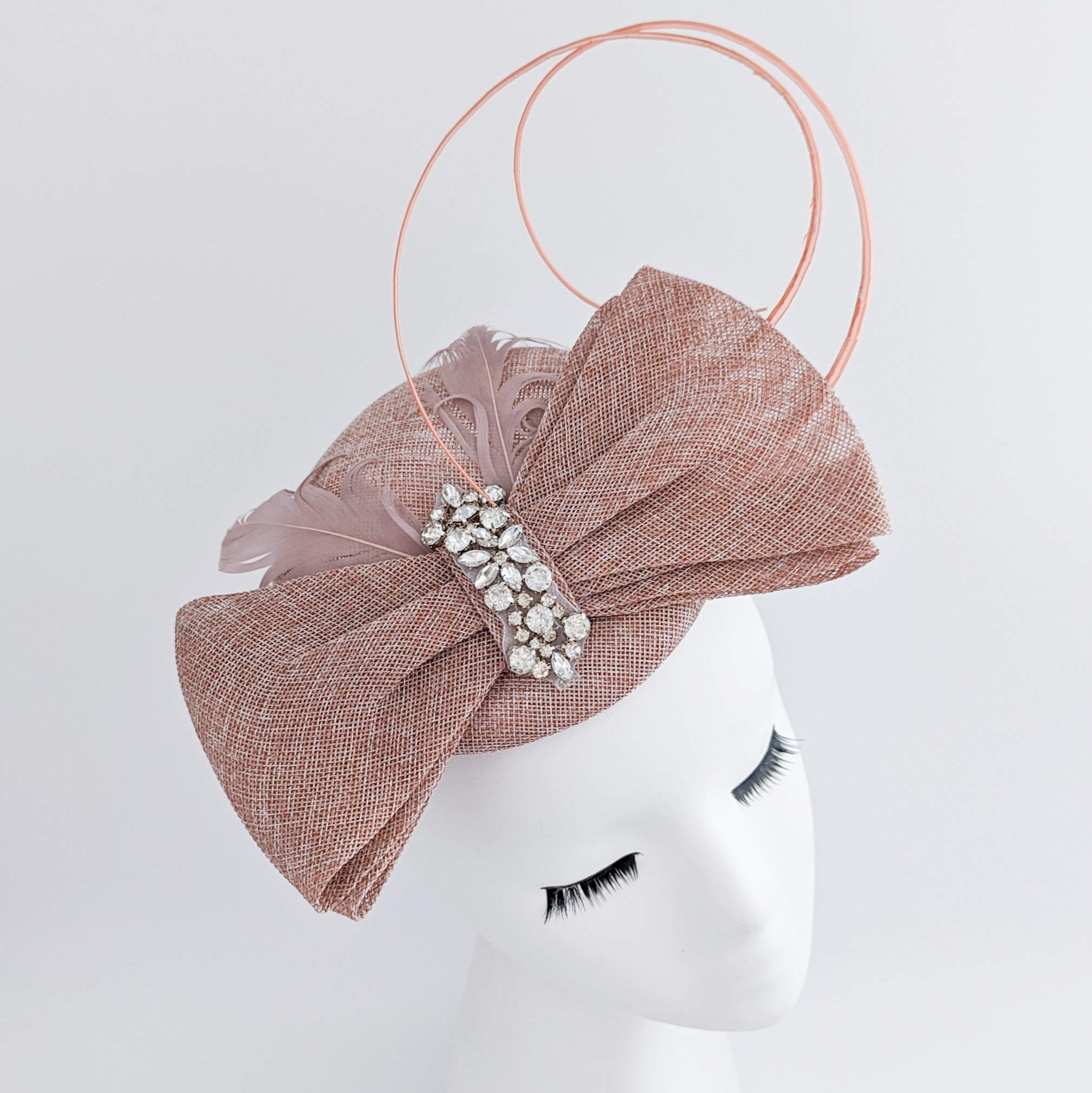 Cappello fascinator con fiocco di piume di cristallo rosa cipria