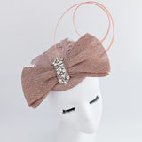 Cappello fascinator con fiocco di piume di cristallo rosa cipria