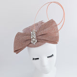 Cappello fascinator con fiocco di piume di cristallo rosa cipria