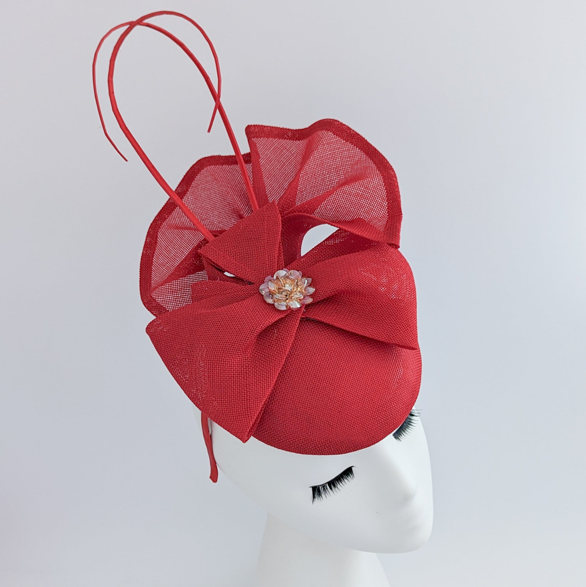 Cappello fascinator con fiocco in cristallo rosso