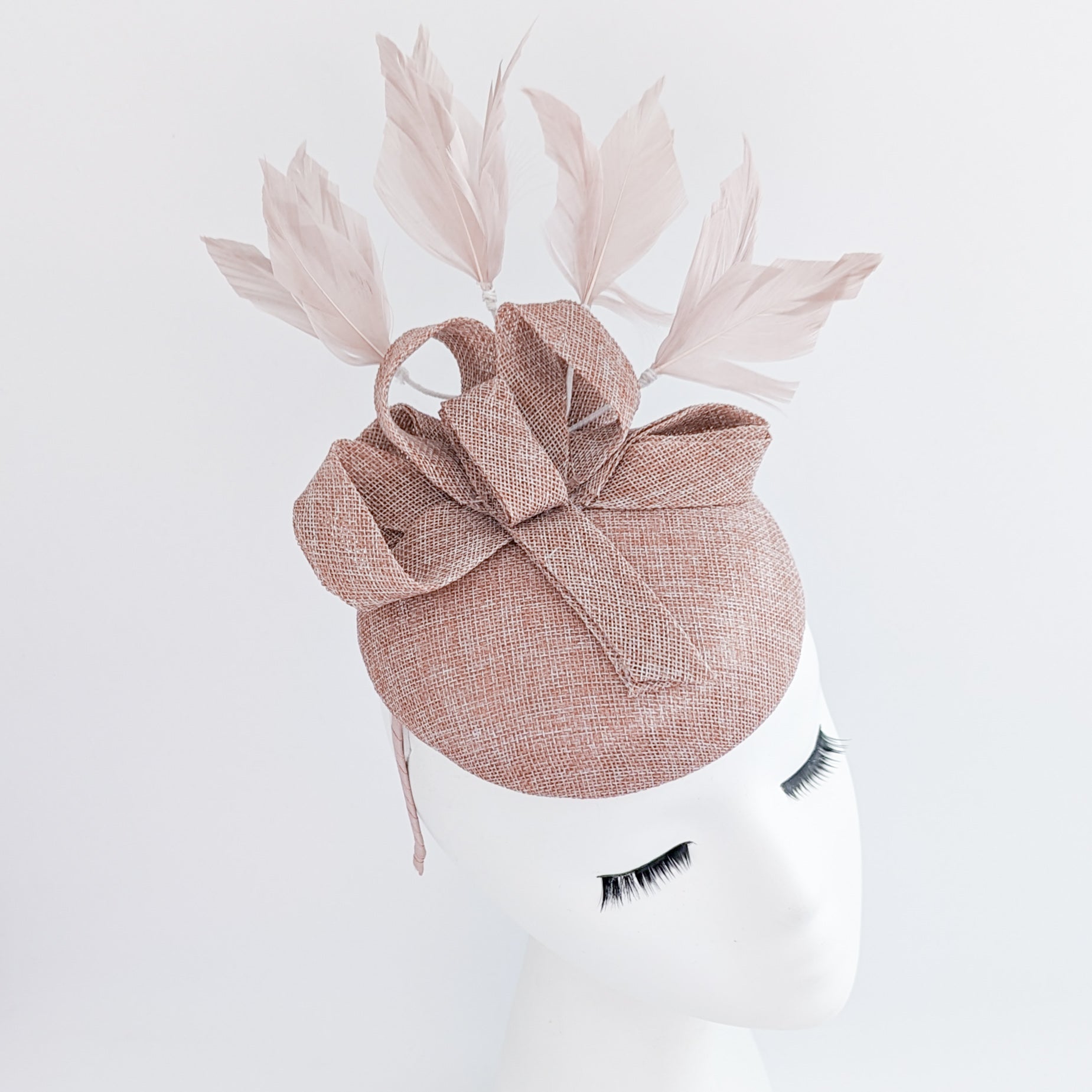 Cappello fascinator con piume rosa cipria