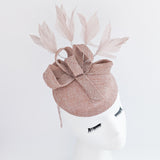 Cappello fascinator con piume rosa cipria