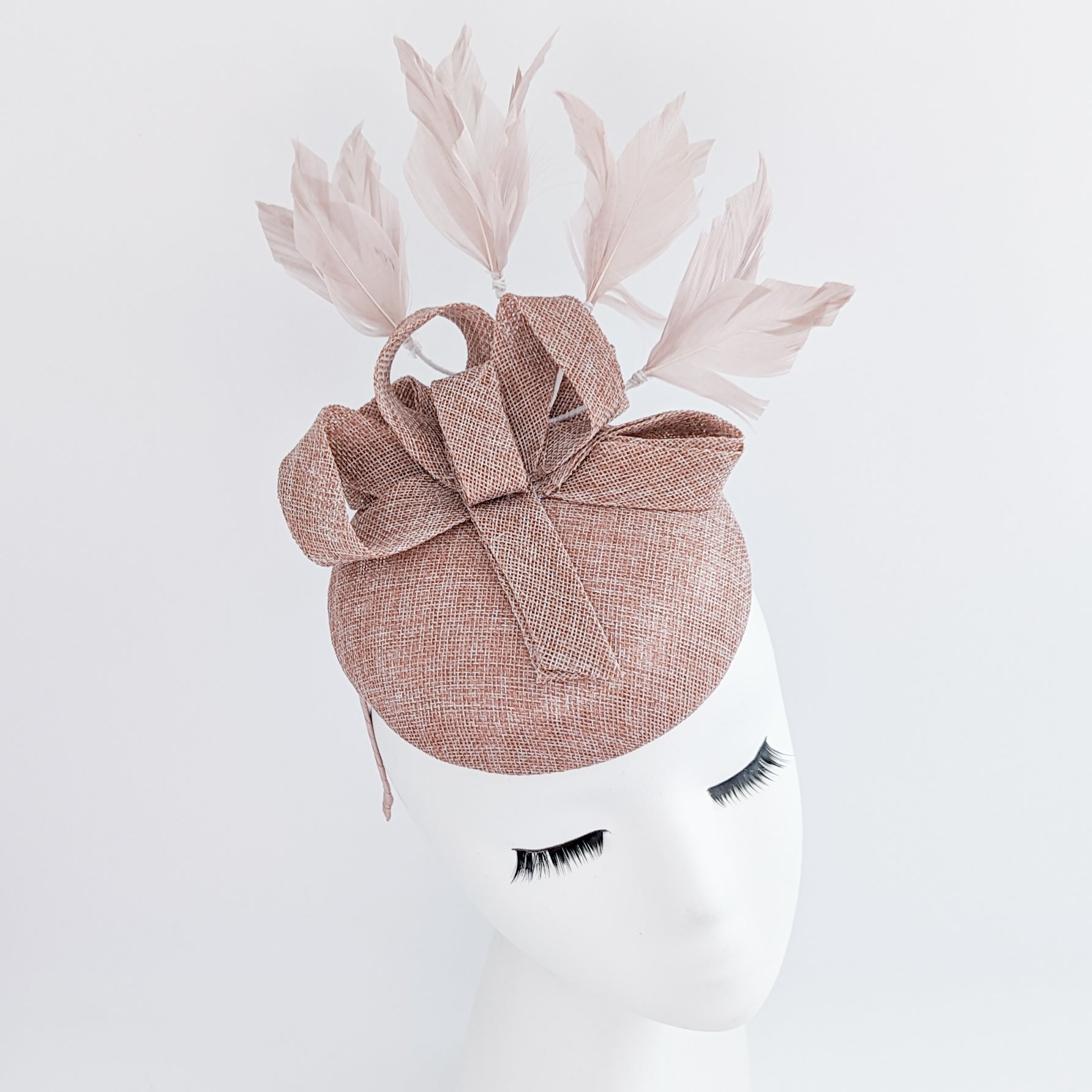 Cappello fascinator con piume rosa cipria