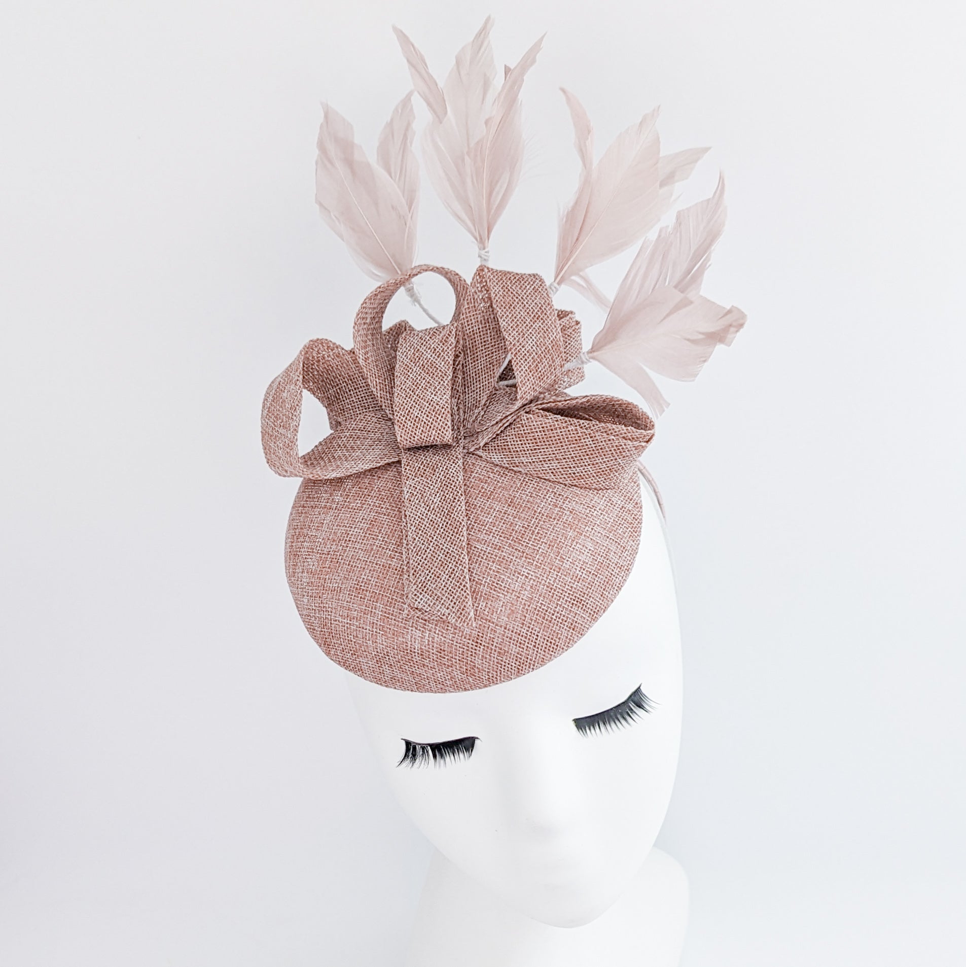 Cappello fascinator con piume rosa cipria