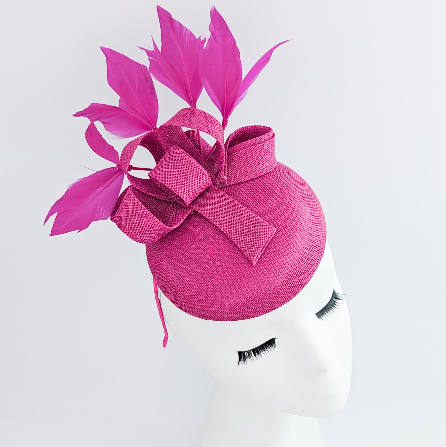 Cappello fascinator con piume rosa fucsia